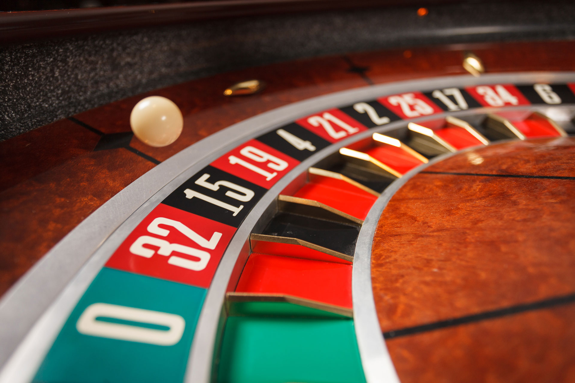 Betting strategy in American roulette